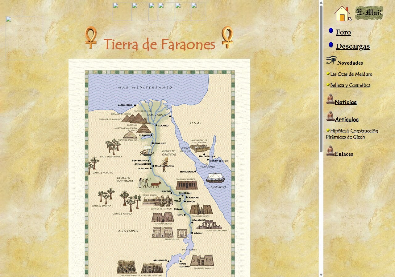 La portada de culturegipcia.es en 2009 vista en un monitor: fondo de papiro, el título Tierra de Faraones entre dos anj, un mapa ilustrado de Egipto con el Nilo, los templos y los oasis, y a la derecha el menú con foro, descargas, novedades, noticias, artículos y enlaces