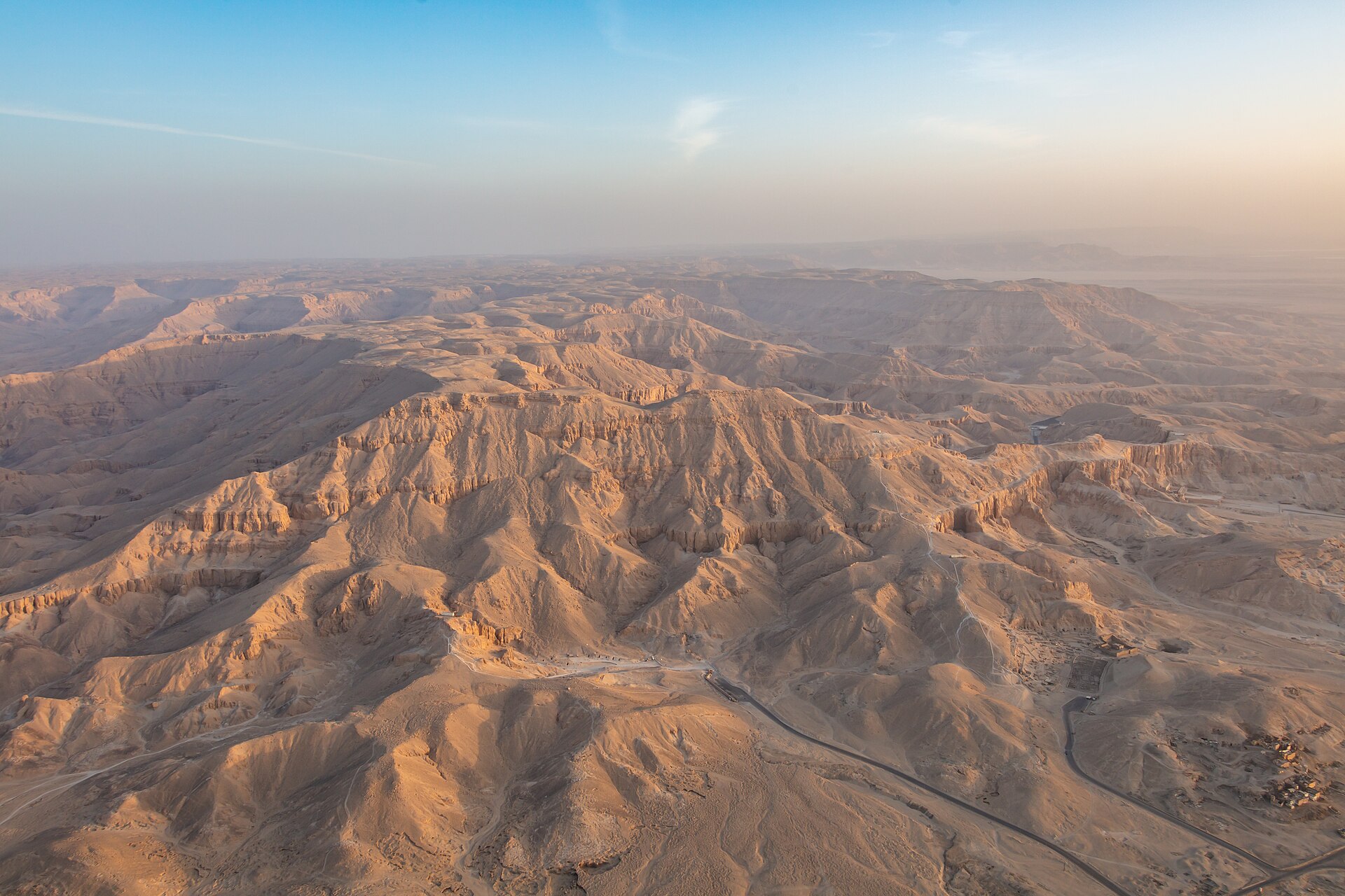 Deir el-Medina, año 29 de Ramsés III: la sentada de los obreros y los partes de faltas de un pueblo